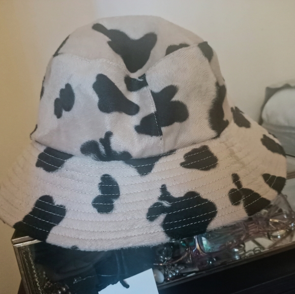 INSIGHT faux fur cowprint bucket hat NWT - Picture 10 of 10